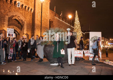 Cardiff, UK. 14. Dezember 2016. #SaveAleppo Protestkundgebung vor Cardiff Castle 100 Aktivisten teilnahmen. Bildnachweis: Taz Rahman/Alamy Live-Nachrichten Stockfoto