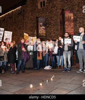 Cardiff, UK. 14. Dezember 2016. #SaveAleppo Protestkundgebung vor Cardiff Castle 100 Aktivisten teilnahmen. Bildnachweis: Taz Rahman/Alamy Live-Nachrichten Stockfoto