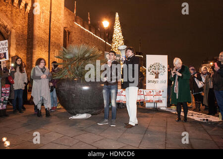 Cardiff, UK. 14. Dezember 2016. #SaveAleppo Protestkundgebung vor Cardiff Castle 100 Aktivisten teilnahmen.  Bildnachweis: Taz Rahman/Alamy Live-Nachrichten Stockfoto