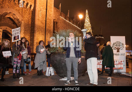 Cardiff, UK. 14. Dezember 2016. #SaveAleppo Protestkundgebung vor Cardiff Castle 100 Aktivisten teilnahmen.  Bildnachweis: Taz Rahman/Alamy Live-Nachrichten Stockfoto