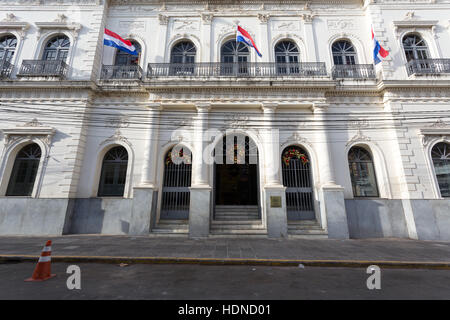 Asuncion, Paraguay. Dezember 2016. Der Palacio Benigno Lopez, das Hauptquartier des Ministerio de Relaciones Exteriores (Außenministerium), wird am sonnigen Morgen in der historischen Innenstadt von Asuncion, Paraguay, besichtigt. Anm.: Andre M. Chang/Alamy Live News Stockfoto