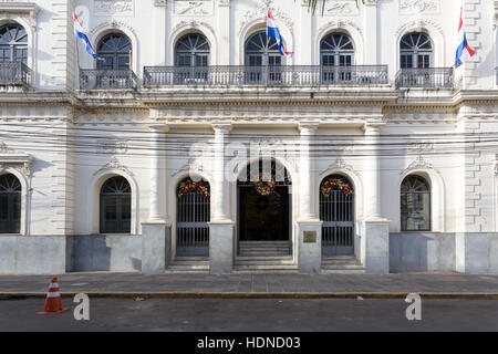 Asuncion, Paraguay. Dezember 2016. Der Palacio Benigno Lopez, das Hauptquartier des Ministerio de Relaciones Exteriores (Außenministerium), wird am sonnigen Morgen in der historischen Innenstadt von Asuncion, Paraguay, besichtigt. Anm.: Andre M. Chang/Alamy Live News Stockfoto