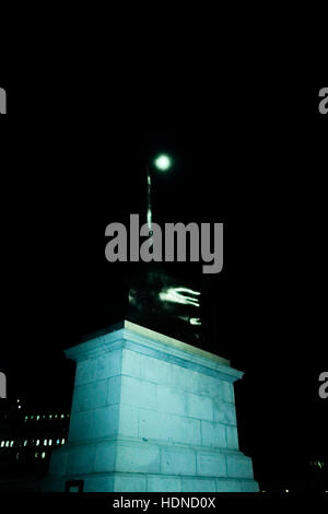 London, Großbritannien. 14. Dez 2016. Endgültige supermoon von 2016 über den Trafalgar Square, London. Credit: Claire Doherty/alamy leben Nachrichten Stockfoto