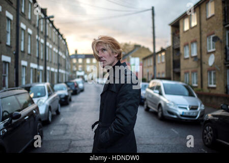 London, UK. 10. November 2016. Musiker Charlie Fowler abgebildet in einer Straße in Brixton in London, UK, 10. November 2016. Fowler verdient seinen Lebensunterhalt als ein David Bowie Tribiute Akt. Foto: Wolfram Kastl/Dpa/Alamy Live-Nachrichten Stockfoto