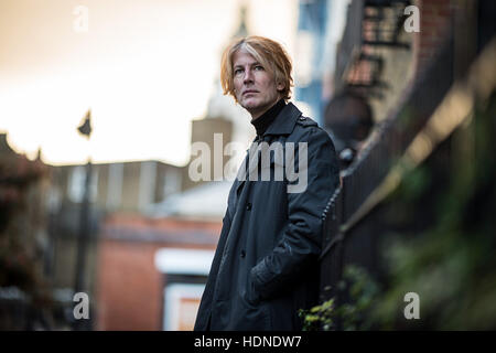 London, UK. 10. November 2016. Musiker Charlie Fowler abgebildet in einer Straße in London, UK, 10. November 2016. Fowler verdient seinen Lebensunterhalt als ein David Bowie Tribiute Akt. Foto: Wolfram Kastl/Dpa/Alamy Live-Nachrichten Stockfoto