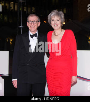 London, UK. 14. Dezember 2016. Theresa May und ihr Ehemann besucht in Gildehaus am 14. Dezember 2016, London, England. Bildnachweis: Das Foto Zugang/Alamy Live-Nachrichten Stockfoto