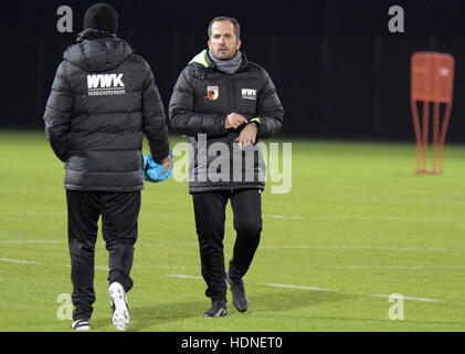 Augsburg, Deutschland. 14. Dezember 2016. Manuel Baum Heads-up ein Training der deutschen Fußball-Bundesliga-Fußball-Club FC Augsburg in Augsburg, Deutschland, 14. Dezember 2016. Foto: Stefan Puchner/Dpa/Alamy Live News Stockfoto