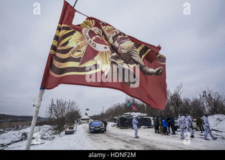 Gorlowka, Donetsk Oblast, Ukraine. 14. Dezember 2016. Russischen Symbole Flagge am Donezk PeopleÂ´s Republik-Grenzübergang mit ukrainische Armee in Gorlowka, Ukraine. © Celestino Arce/ZUMA Draht/Alamy Live-Nachrichten Stockfoto
