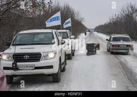 Gorlowka, Donetsk Oblast, Ukraine. 14. Dezember 2016. OSZE-Inspektion-Patrouille in Donezk PeopleÂ´s Republik Checkpoint in Gorlowka, Ukraine. © Celestino Arce/ZUMA Draht/Alamy Live-Nachrichten Stockfoto