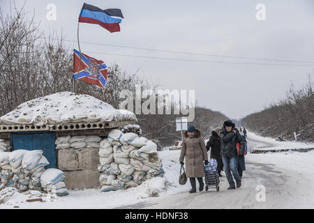 Gorlowka, Donetsk Oblast, Ukraine. 14. Dezember 2016. Menschen überqueren der Grenzübergang Donezk PeopleÂ´s Republik unter Schneeverhältnisse in Gorlowka, Ukraine. © Celestino Arce/ZUMA Draht/Alamy Live-Nachrichten Stockfoto