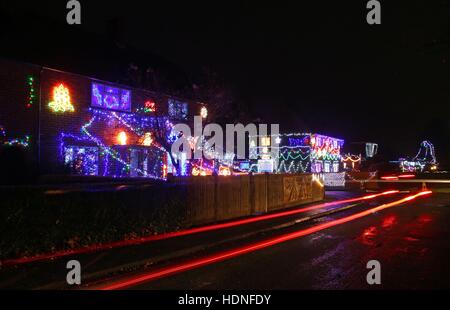 Ein Blick auf ein Haus in Westfield, East Sussex, als Einwohner des Dorfes schmücken ihre Häuser in Weihnachtsbeleuchtung um Geld für wohltätige Zwecke zu sammeln. Stockfoto