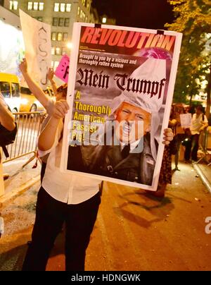 Demonstranten sammeln außen Trump Tower Featuring: Atmosphäre wo: New York, Vereinigte Staaten von Amerika bei: 19. Oktober 2016 Stockfoto