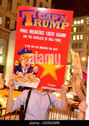 Demonstranten sammeln außen Trump Tower Featuring: Atmosphäre wo: New York, Vereinigte Staaten von Amerika bei: 19. Oktober 2016 Stockfoto