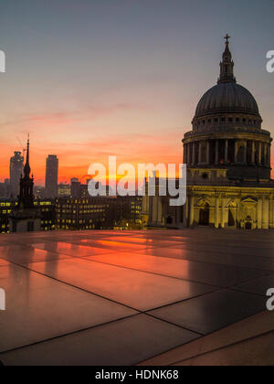 London: St. Pauls Cathedral bei Sonnenuntergang mit der Skyline einer Stadt hinter Stockfoto