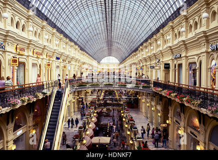 Moskau, Russland - Juli august 21, 2016 Ansicht der Galerien der zweiten und dritten Stockwerke ot das State Department Store (GUM) innerhalb von oben. Stockfoto