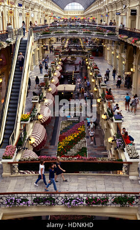 Moskau, Russland - Juli august 21, 2016 Ansicht der Galerien der zweiten und dritten Stockwerke ot das State Department Store (GUM) innerhalb von oben Stockfoto