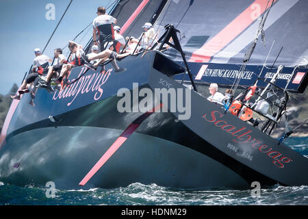 Sydney, Australien. 13. Dezember 2016. Hong Kongs S.H.Lee ist "Scallywag" mit Skipper Seng Huang racing in der CYCA 2016 Big Boat Challenge im Hafen von Sydney. Der Cruising Yacht Club of Australia Charity-Event ist ein Test von Geschwindigkeit und Ausdauer an der Spitze bis zum Anfang des Rolex Sydney Hobart Yacht Race. Bildnachweis: Hugh Peterswald/Pacific Press/Alamy Live-Nachrichten Stockfoto