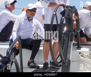 Sydney, Australien. 13. Dezember 2016. Karl Kwok (L) im Bild als "Beau Geste" Rennen in der CYCA 2016 Big Boat Challenge im Hafen von Sydney. Der Cruising Yacht Club of Australia Charity-Event ist ein Test von Geschwindigkeit und Ausdauer an der Spitze bis zum Anfang des Rolex Sydney Hobart Yacht Race. Bildnachweis: Hugh Peterswald/Pacific Press/Alamy Live-Nachrichten Stockfoto