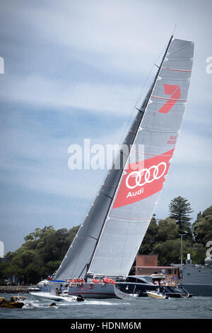 Sydney, Australien. 13. Dezember 2016. "Wild Oats XI', skippered durch Mark Richards Rennen in der CYCA 2016 Big Boat Challenge im Hafen von Sydney. Der Cruising Yacht Club of Australia Charity-Event ist ein Test von Geschwindigkeit und Ausdauer an der Spitze bis zum Anfang des Rolex Sydney Hobart Yacht Race. Bildnachweis: Hugh Peterswald/Pacific Press/Alamy Live-Nachrichten Stockfoto