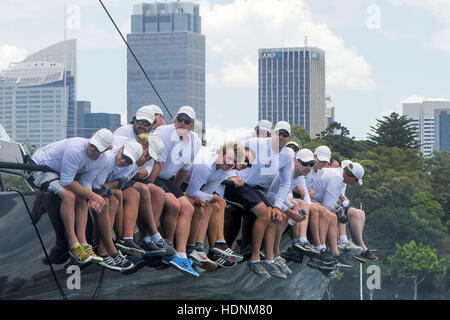 Sydney, Australien. 13. Dezember 2016. Crew an Bord Jim Cooney, Jim Cooneys "Maserati" während der CYCA 2016 Big Boat Challenge im Hafen von Sydney. Der Cruising Yacht Club of Australia Charity-Event ist ein Test von Geschwindigkeit und Ausdauer an der Spitze bis zum Anfang des Rolex Sydney Hobart Yacht Race. Bildnachweis: Hugh Peterswald/Pacific Press/Alamy Live-Nachrichten Stockfoto