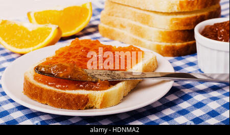 Brotscheiben mit Aprikose orange Marmelade zum Frühstück Stockfoto