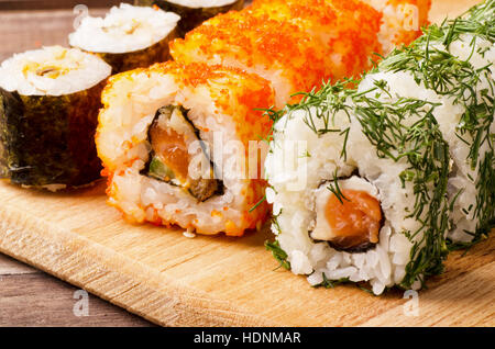 Japanische Fisch Sushi Rollen Satz auf ein Schneidebrett Stockfoto