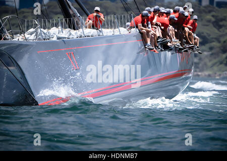 Sydney, Australien. 13. Dezember 2016. Die Crew der "Wild Oats XI' skippered durch Mark Richards während der CYCA 2016 Big Boat Challenge im Hafen von Sydney. Der Cruising Yacht Club of Australia Charity-Event ist ein Test von Geschwindigkeit und Ausdauer an der Spitze bis zum Anfang des Rolex Sydney Hobart Yacht Race. Bildnachweis: Hugh Peterswald/Pacific Press/Alamy Live-Nachrichten Stockfoto