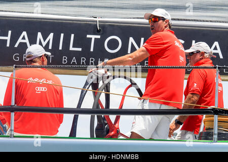 Sydney, Australien. 13. Dezember 2016. Kapitän Mark Richards an der Spitze als "Wild Oats XI" Rennen in der CYCA 2016 Big Boat Challenge im Hafen von Sydney. Der Cruising Yacht Club of Australia Charity-Event ist ein Test von Geschwindigkeit und Ausdauer an der Spitze bis zum Anfang des Rolex Sydney Hobart Yacht Race. Bildnachweis: Hugh Peterswald/Pacific Press/Alamy Live-Nachrichten Stockfoto