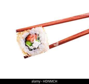 Lachs und Avocado Sushi-Rolle mit Stäbchen isoliert auf weißem Hintergrund Stockfoto