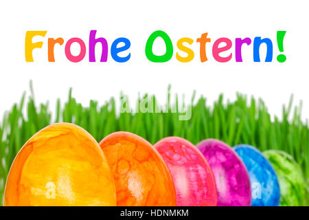 Vorlage Frohe Ostern in Deutsch, Frohe Ostern, mit 6 bunten Ostereiern vor grünen Rasen, leuchtenden Regenbogenfarben Stockfoto