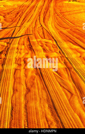 in den Sand und Richtung Textur Oman Wüste Spuren von einigen Autos Stockfoto