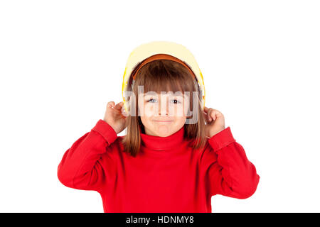 Lustiges Mädchen mit gelben Helm auf einem weißen Hintergrund isoliert Stockfoto