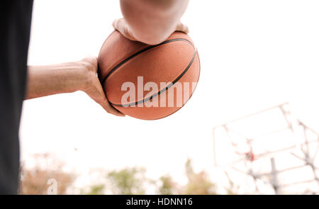 Bild der Basketball-Spieler Hände mit Kugel abgeschnitten Stockfoto