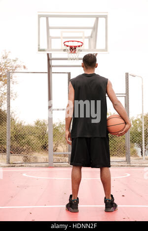 Rückansicht der Basketballspieler Hoop, schießen auf Korb im freien betrachten. Stockfoto