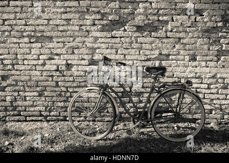 altes Fahrrad geparkt lange eine Außenwand in Insel Burano, Venedig (Vintage-Effekt) Stockfoto