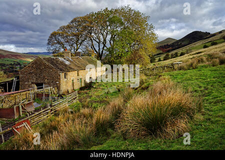 UK, Derbyshire, Peak District, altes Bauernhaus unter Hollins Kreuz und der großen Kamm Stockfoto