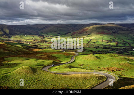 UK, Derbyshire, Peak District, kurvenreiche Strecke von Mam Tor zu Edale Stockfoto