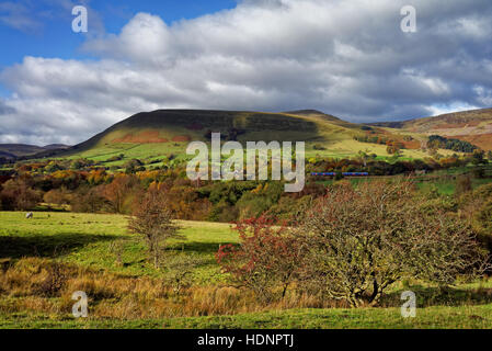 UK, Derbyshire, Peak District, Edale, Trans Pennine Schnellzug in Hope Valley, mit Grindsbrook Knoll und Kinder Scout Stockfoto