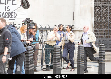 Dreharbeiten für The Children Act, basierend auf dem Roman von Ian McEwan beginnt außerhalb der Königlichen Gerichtshöfe.  Mitwirkende: Atmosphäre wo: London, Vereinigtes Königreich bei: 22. Oktober 2016 Stockfoto