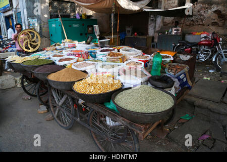 Indische Gewürze, Getreide und Hirse auf einem Handwagen zum Verkauf in den Straßenmarkt in Ajmer, Rajasthan, Indien Stockfoto