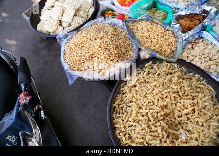 Essen und Snacks für den Verkauf auf einem Handwagen in der Straßenmarkt von Ajmer, Rajasthan, Indien Stockfoto