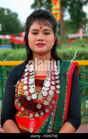 Debbarma Indianerin aus Tripura Indien tragen traditionelle Halskette namens Rangbwbang. Tribal-Festival in Ajmer, Rajasthan, Indien Stockfoto