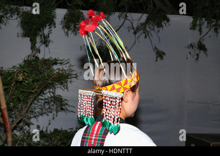 Ein cheraw Frau Tänzer (Bambus Tänzer) das Tragen von Kopfbedeckungen wie Vakiria-Mizoram - Indien bekannt. Tribal Festival in Ajmer, Rajasthan, Indien Stockfoto