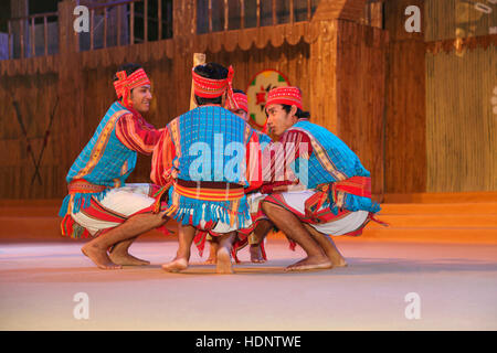 Tribal-TänzerInnen aus Assam traditionelle Hangala Bihu Tanz. Tribal-Festival in Ajmer, Rajasthan, Indien Stockfoto