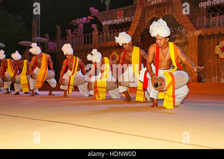 Manipur Tänzerinnen Dhol Cholam traditioneller Tanz von Manipur. Tribal-Festival in Ajmer, Rajasthan, Indien Stockfoto