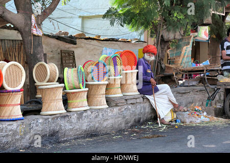 Ein Alter Mann sitzen tragen traditionelle Turban und Kostüm von Rajasthan. Anna Sagar Ghati Ganj, Ajmer, Rajasthan, Indien Stockfoto