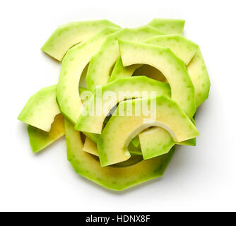 Haufen von frischen Avocadoscheiben isoliert auf weißem Hintergrund, Ansicht von oben Stockfoto