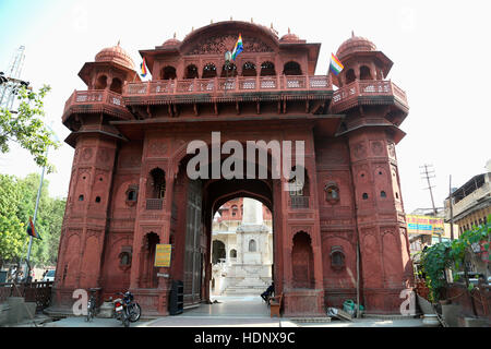 Rote Tempel oder Nasiyan Jain Temple View. Das Eingangstor des Tempels besteht aus rotem Sandstein von Karauli gebracht. Stockfoto