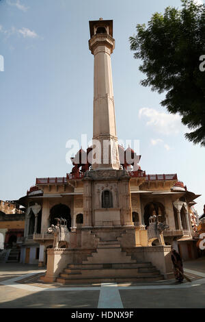 Rote Tempel oder Nasiyan Jain Temple View. Schön und kunstvoll gestaltete 82 Füße hoch Manastambha. Stockfoto