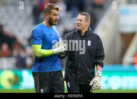 Birmingham City Torhüter Adam Legzdins und Torwart-Trainer Kevin Poole Stockfoto